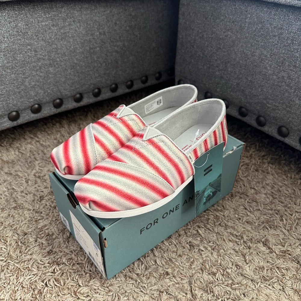 NWT TOMS Classic Red/White Candy Cane Print